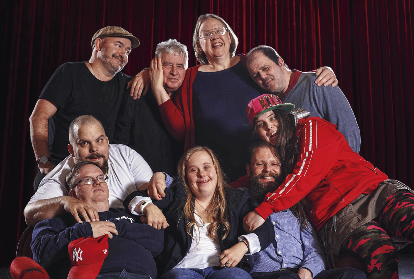 Sluta aldrig kramas – en citatbok från Glada Hudik-teatern