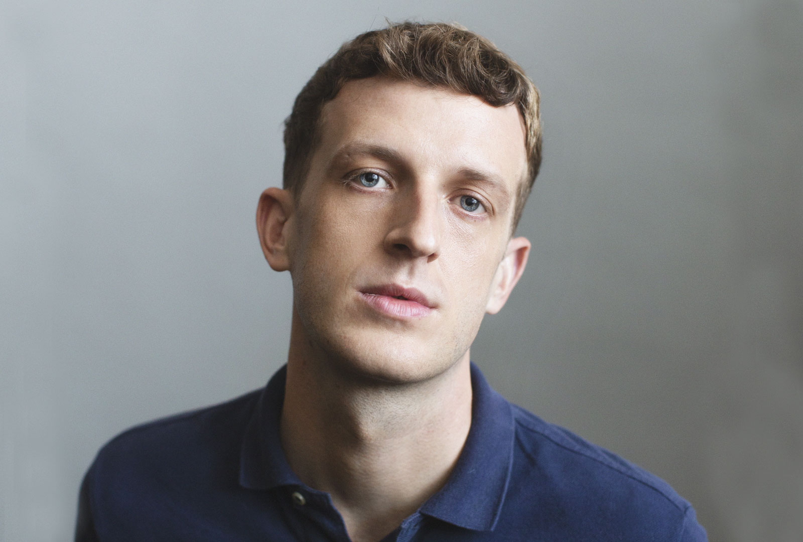 Édouard Louis framträder på Dramaten