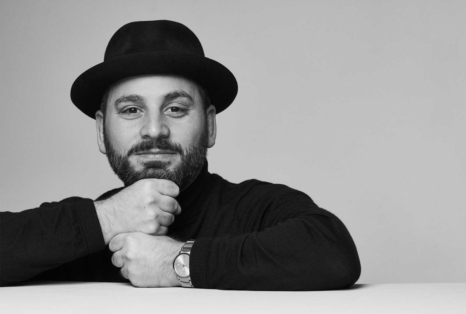 Daniel Boyacioglu framträder på Dramatens stora scen