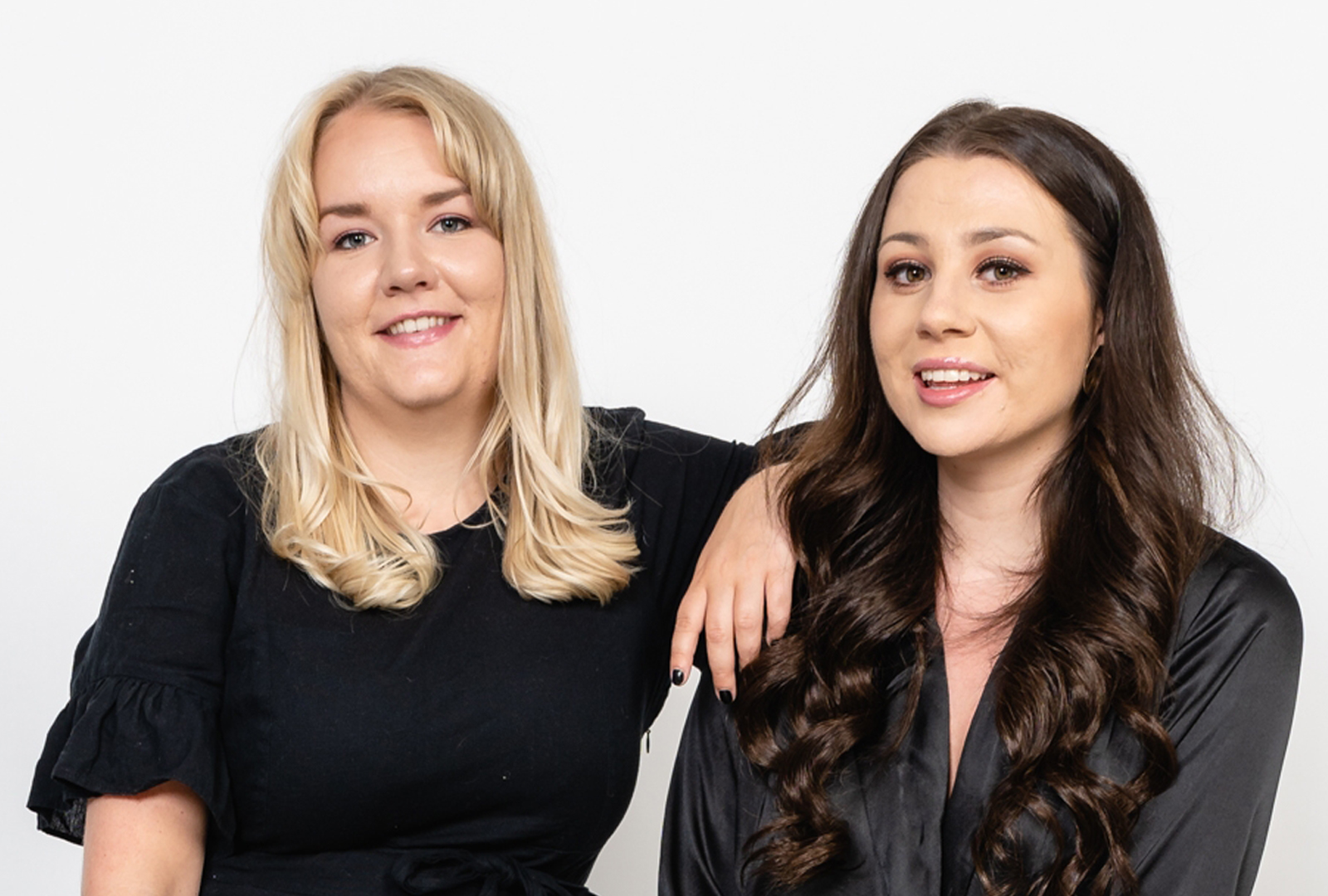 Vi borde vara lyckliga – en bok av 90-talisterna bakom Ångestpodden