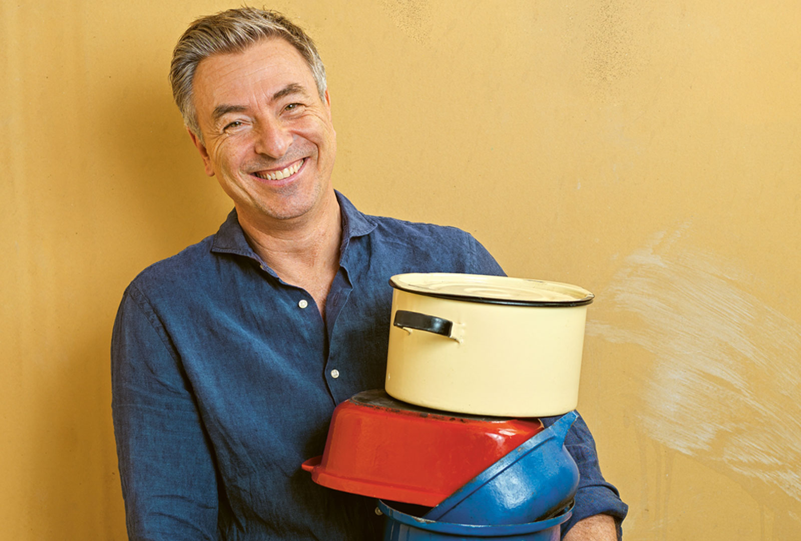 Tareq Taylor årets julvärd i SVT