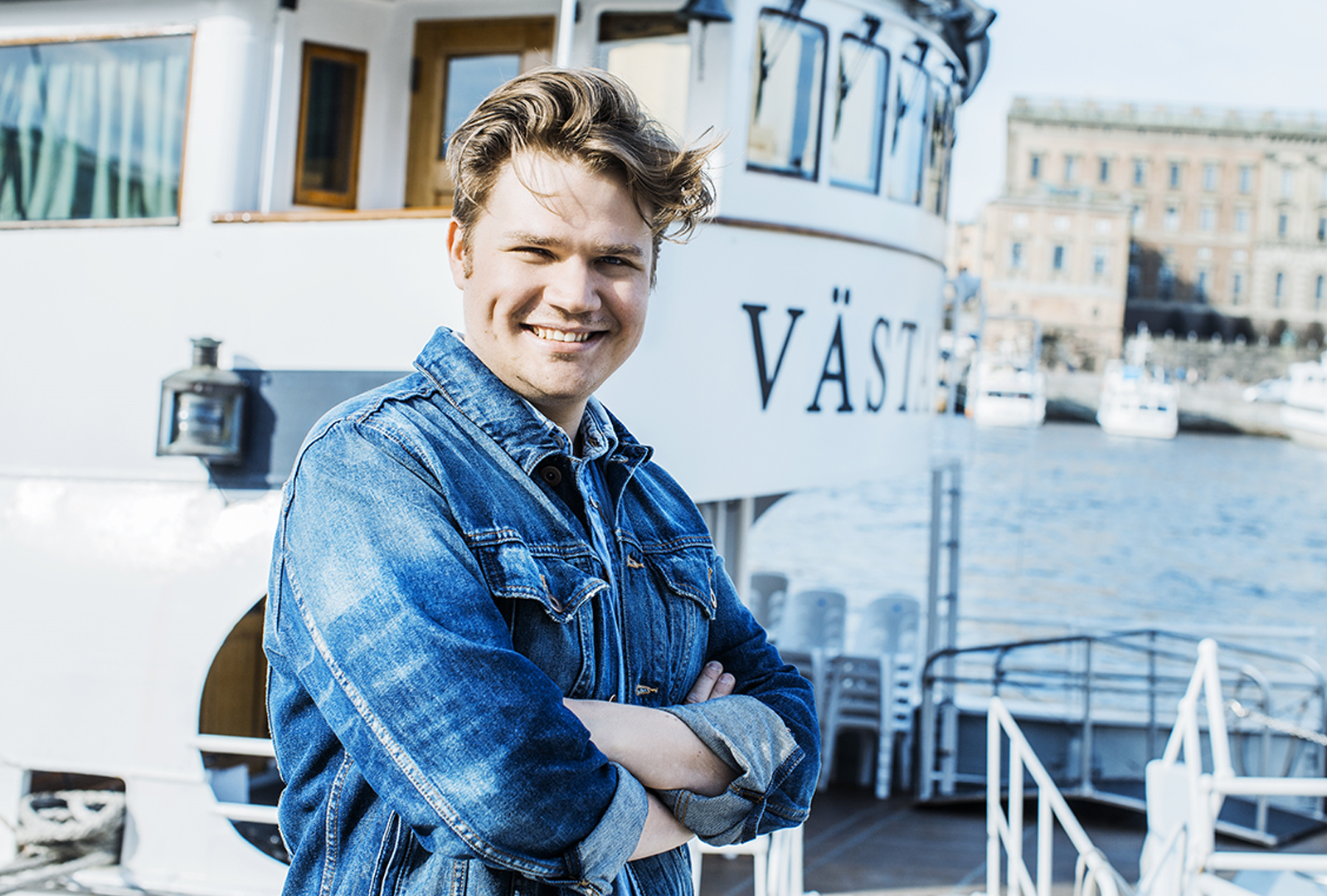 Kärlek och skärgårdsliv möter kittlande spänning i Christoffer Holst nya roman